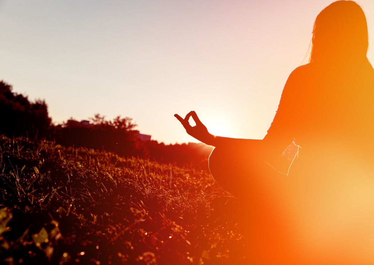 a contraluz una chica hace yoga